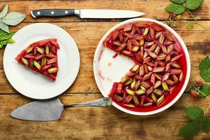 tarte à la rhubarbe et aux framboises sur fond de bois ancien photo