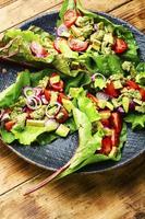 salade de légumes printaniers en feuilles de bette à carde