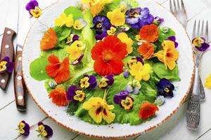 salade de fleurs comestibles dans l'assiette photo