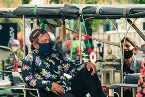 yogyakarta en octobre 2022. vue latérale d'un conducteur de wagon ou d'andong sur jalan malioboro, yogyakarta. photo