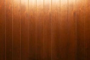 mur en bois marron avec lumière sur le dessus photo
