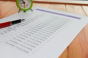 Feuille de test de grammaire anglaise sur table en bois photo