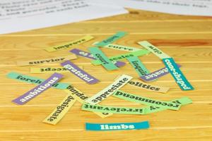 cartes de vocabulaire anglais sur table en bois photo