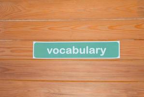 une seule carte de vocabulaire sur table en bois photo