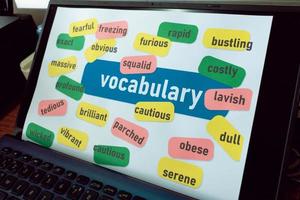 Divers vocabulaire anglais coloré sur écran d'ordinateur portable photo