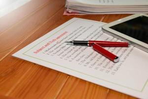 feuille de travail sur l'accord du sujet et du verbe sur une table en bois photo