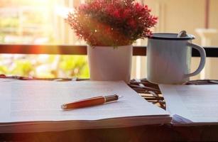 stylo rouge sur la paperasse floue sur la table photo