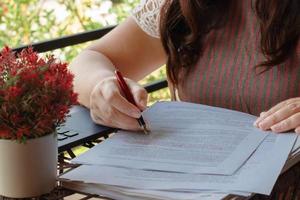 main de femme travaillant sur de la paperasse photo