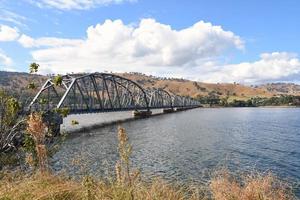 le pont bethanga ou bellbridge est un pont routier en treillis d'acier qui porte l'autoroute riverina à travers le lac hume, un lac artificiel sur la rivière murray en australie. photo