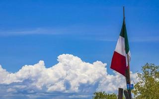 drapeau mexicain vert blanc rouge sur la belle île de holbox mexique. photo