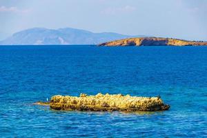 belle plage de kavouri et baie de voula vouliagmeni grèce. photo