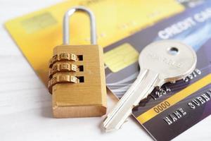 carte de crédit avec serrure à clé de mot de passe, concept d'entreprise de financement de la sécurité. photo