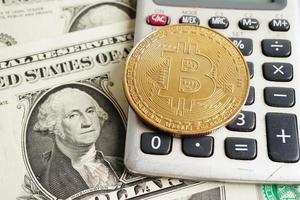 bitcoin doré sur les billets en dollars américains argent pour les entreprises et le commerce, monnaie numérique, crypto-monnaie virtuelle, technologie blockchain. photo