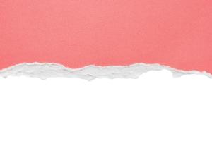 Bandes de bords déchirés de papier déchiré rose isolé sur fond blanc photo