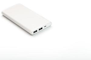 banque d'alimentation pour charger votre smartphone sur fond blanc. batterie externe universelle pour espace libre de gadgets et composition minimaliste. photo