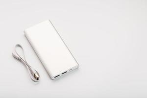 powerbank pour charger des appareils mobiles avec câble, sur fond blanc. photo
