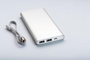 powerbank pour charger des appareils mobiles avec câble, sur fond blanc. photo