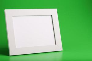 cadre photo blanc avec un espace vide sur fond vert.