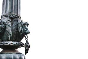 sculpture d'une tête de lion de profil en métal, sur fond blanc. photo