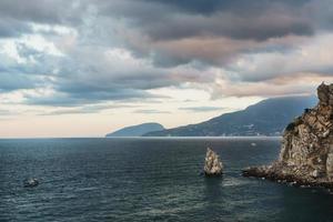 rochers et mer avec ciel du soir. la composition naturelle photo