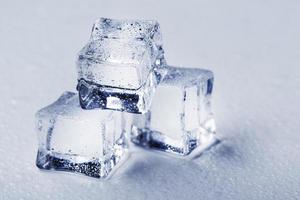 blocs de glace avec des gouttes d'eau en gros plan. photo