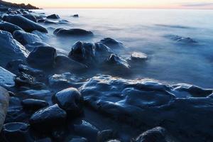 l'eau de mer lavant les rochers de la côte. photo