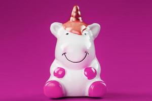 figurine de licorne sur fond rose. espace libre. photo