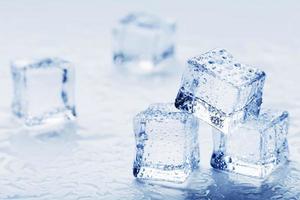 glace avec des gouttes d'eau de fonte en gros plan sur un fond blanc. photo