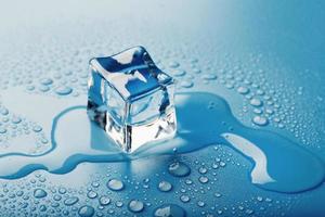 blocs de glace avec des gouttes d'eau en gros plan. cube rafraîchissant de glace macro pour boire un verre par une chaude journée photo