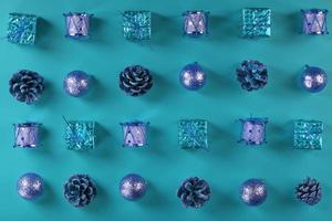 décorations de noël et cadeaux en rangées et motifs sur fond bleu. photo