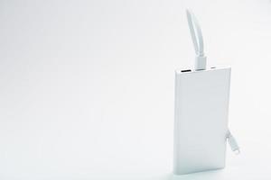 banque d'alimentation pour charger votre smartphone sur fond blanc. batterie externe universelle pour espace libre de gadgets et composition minimaliste. photo