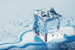 cubes de glace en gros plan avec des gouttes d'eau de fonte dispersées sur un fond bleu. photo