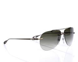 belles lunettes de soleil de luxe isolées sur fond blanc photo