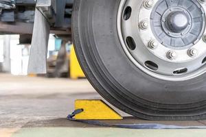 roue de camion et butée temporaire pour empêcher le véhicule de se déplacer de stationnement pour la sécurité dans les travaux de transport photo