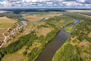 vue panoramique d'une haute altitude d'une rivière sinueuse dans la forêt photo