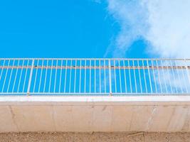 photo d'une balustrade contre un ciel bleu prise d'en bas