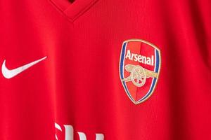 bangkok, thaïlande - 18 janvier 2022 - logo arsenal sur maillot rétro arsenal saison 2008-2010 du maillot domicile photo