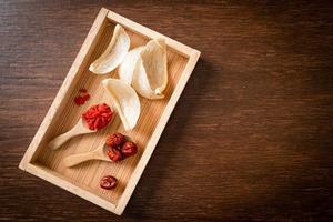 nid d'oiseau comestible frais ou nid d'hirondelle cuisine de matières premières nourriture chère pour la santé photo