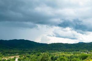 vue sur la montagne et nuages sur le point de pleuvoir, beau paysage de montagne photo