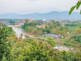 belle vue sur les paysages de la grotte de tham chang ville de vangvieng laos.ville de vangvieng la célèbre ville de destination de vacances au laos. photo