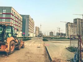 chantier industriel. construction d'un grand complexe résidentiel. la vie des gens dans des maisons colorées à plusieurs étages. style uniforme de décoration de la maison. maisons en blocs de béton photo