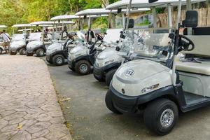 thaïlande, chonburi - 24 octobre 2022 - location de voiturettes de golf ou de voitures de club, rangée de voiturettes de golf à louer au zoo ouvert de khao kheow photo