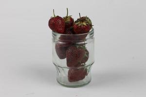 confiture de fraises aux fraises fraîches photo