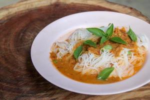 vermicelles de riz thaï vapeur au curry rouge et légumes