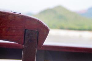 chaise sur le balcon pour s'asseoir et regarder la belle vue sur la montagne. photo