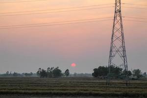 poteau haute tension, tour haute tension avec fond de ciel coucher de soleil. photo