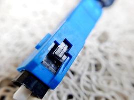 un câble wifi bleu usagé qui ne sert plus car il est cassé photo