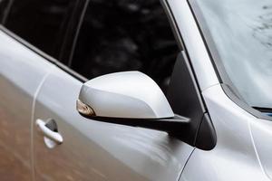 rétroviseur latéral gris de la voiture avec répétiteurs de clignotants. voiture neuve extérieure. rétroviseur latéral de la voiture avec répétiteurs de clignotants. voiture neuve extérieure. photo