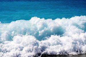 éclaboussure de vague à la surface de la mer photo