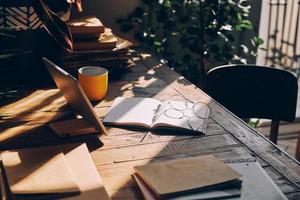 gros plan du lieu de travail avec la lumière du soleil sur le bureau rustique photo